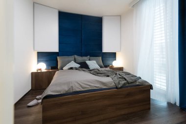 Rahat yatakları olan çağdaş yatak odası.