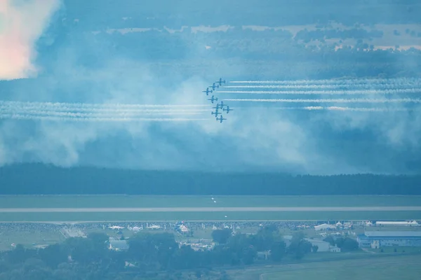 Kuchyna Slovakia 2021年9月5日 意大利特技飞行队Frecce Tricolori在Siaf 2021航展上的近距离飞行 — 图库照片