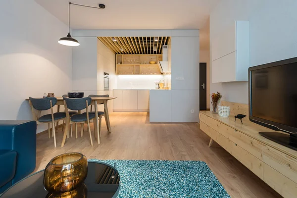Modern apartmandaki oturma odasına bağlı mutfak.