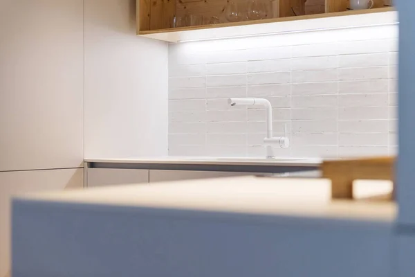현대식 주방에서 사용하는 수돗물의 — 스톡 사진