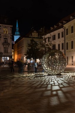BRATISLAVA, SLOVAKIA - SEP 24, 2021: Beyaz Gece boyunca Bratislava Ana Meydanı 'nda aydınlanmış paslı nesneler - çağdaş sanat festivali.