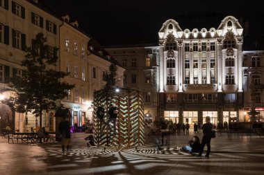 BRATISLAVA, SLOVAKIA - SEP 24, 2021: Beyaz Gece boyunca Bratislava Ana Meydanı 'nda aydınlanmış paslı nesneler - çağdaş sanat festivali.