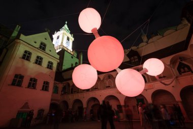 BRATISLAVA, SLOVAKIA - SEP 24, 2021: Beyaz Gece boyunca Eski belediye binasının avlusunda mekansal ışıklandırma kurulumu - Slovakya 'da çağdaş sanat festivali