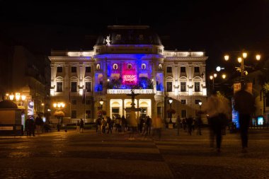 BRATISLAVA, SLOVAKIA - SEP 24, 2021: Beyaz Gece boyunca Ulusal Tiyatro Binasında Işık Kurulumu URBAN JUNGLE - Slovakya 'da Çağdaş Sanat Festivali