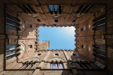 İtalya, Siena 'daki Palazzo Pubblico' daki Torre del Mangia 'nın geniş açı görüntüsü
