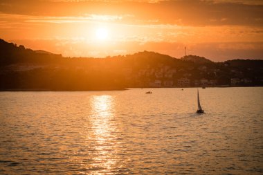 Hırvatistan 'ın başkenti Ugljan adası yakınlarındaki yelkenli teknesinin hava manzarası