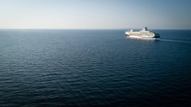 Hırvatistan 'ın açık denizinde seyir gemisinin hava manzarası