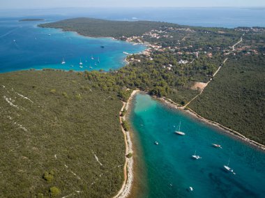 Ugljan Adası 'nın hava manzarası - Juzna luka körfezinde demirli yatlar, Adriyatik denizi, Hırvatistan
