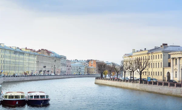 Kilátás a Fontanka folyó mentén, az Anichkov hídtól, St. Petersburg, Oroszország — Stock Fotó