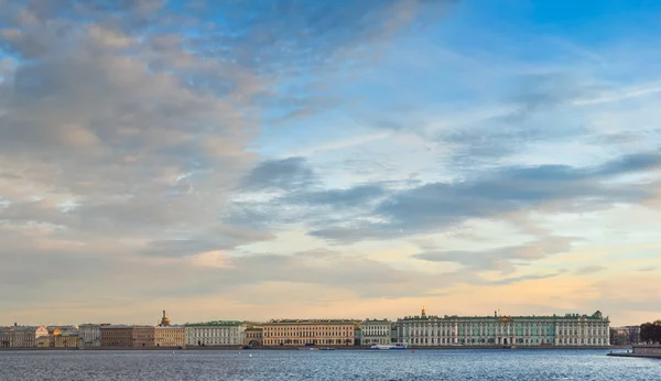 St. Petersburg, Rusya 'daki Neva Nehri üzerinde gün batımı
