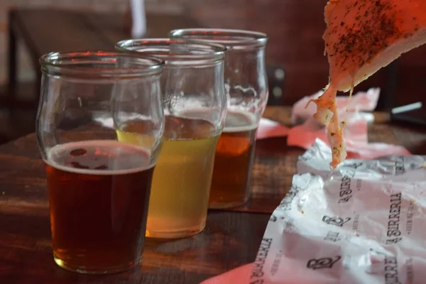 Três Cervejas Vermelhas Pretas Lager Uma Mesa Bar Com Slide — Fotografia de Stock