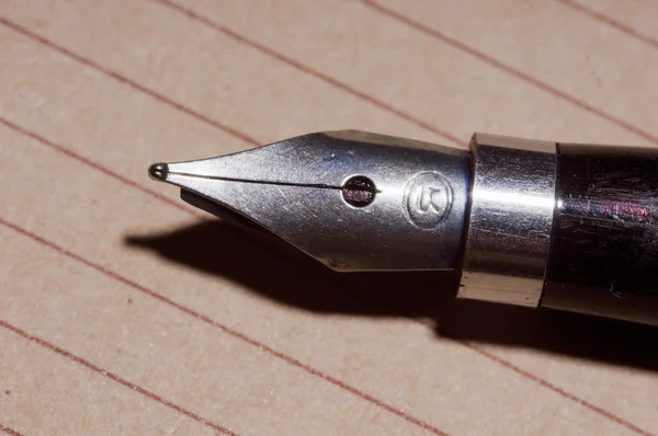 Vecchia penna stilografica su un taccuino — Foto Stock