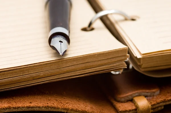 Antigua pluma estilográfica en un cuaderno — Foto de Stock