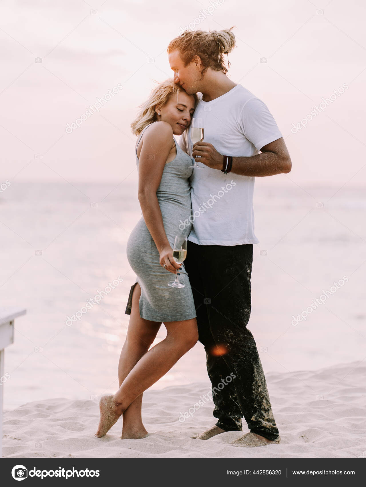 Счастливая Пара Пьет Вино Пляже Пара Влюбленных Фоне Заката День.