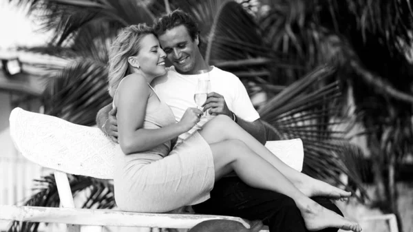 Ευτυχισμένο Ζευγάρι Πίνει Κρασί Στην Παραλία Ζευγάρι Ερωτευμένο Στο Φόντο — Φωτογραφία Αρχείου