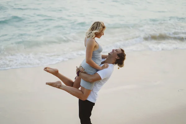 Beau Couple Dansant Souriant Embrassant Sur Fond Plage Saint Valentin — Photo