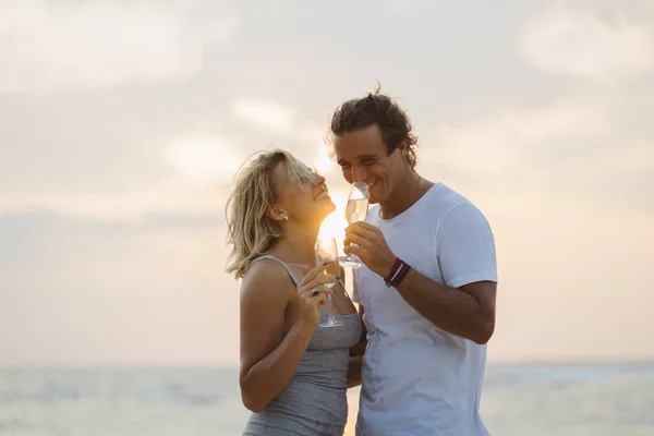 Ευτυχισμένο Ζευγάρι Πίνει Κρασί Στην Παραλία Ζευγάρι Ερωτευμένο Στο Φόντο — Φωτογραφία Αρχείου