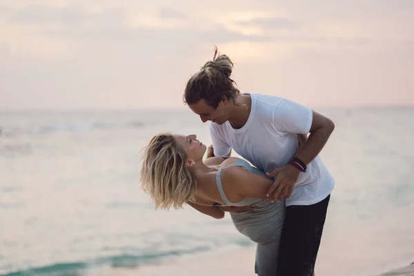 Beautiful Couple Dancing Smiling Embracing Beach Background Valentines Day Vacation — Stock Photo, Image