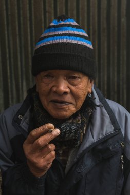 Darjeeling, Batı Bengal 'den yaşlı adam portresi - 9 Nisan 2018.