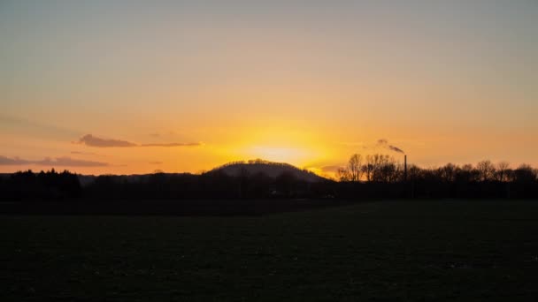 Pôr do sol sobre a estrada — Vídeo de Stock