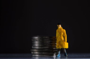 Para kazanan insanlar altın para kazanır. Servet işi zengin olur. Yoksulluk çeker, para biriktirir.