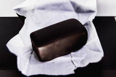 Çikolata şekerli, siyah beyaz çikolata kaplı. Çikolata dolgusu. Yemek fotoğrafçılığı konsepti.