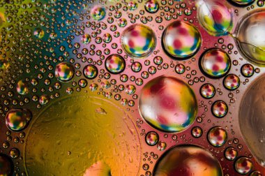 Soyut gökkuşağı makro fotoğraf suyu ve yağ. Ayrıntıları kapat. Renkli daireler.