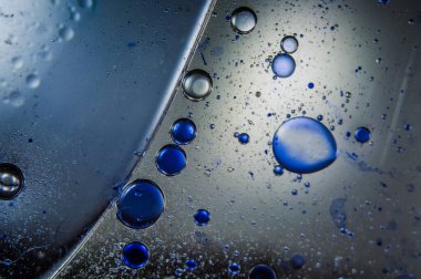 Soyut beyaz ve mavi makro fotoğraf suyu ve yağ. Detayları kapat. Renkli daireler. Renkli duvar kağıtları.