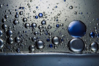 Soyut beyaz ve mavi makro fotoğraf suyu ve yağ. Detayları kapat. Renkli daireler. Renkli duvar kağıtları.