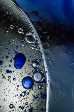 Soyut beyaz ve mavi makro fotoğraf suyu ve yağ. Detayları kapat. Renkli daireler. Renkli duvar kağıtları.