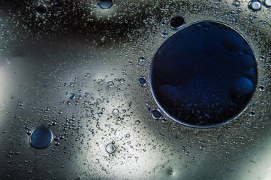 Soyut beyaz ve mavi makro fotoğraf suyu ve yağ. Detayları kapat. Renkli daireler. Renkli duvar kağıtları.