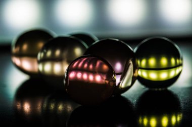 renkli cam top ıslak ışık birçok nesnenin detaylı makro fotoğrafını kapat