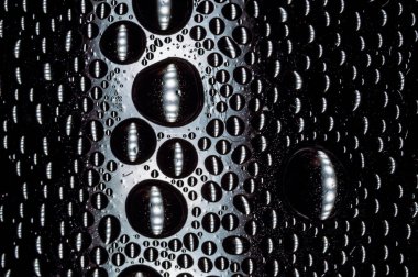 Duvar kağıdı yüzeyine su damlıyor. Siyah ve beyaz. Islak, makro fotoğraf dairesi kalıplarını kapatıyor.