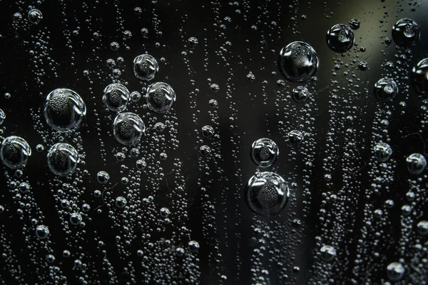 Wassertropfen Auf Der Oberfläche Der Tapete Schwarz Und Weiß Nass — Stockfoto