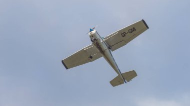 Mielec, Polonya - 07.27.2020: küçük bir ultra hafif uçuş eğitim uçağı Mielec havaalanı uçuş pilotluğu lisansı