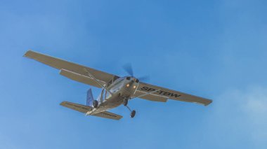 Mielec, Polonya - 07.27.2020: küçük bir ultra hafif uçuş eğitim uçağı Mielec havaalanı uçuş pilotluğu lisansı