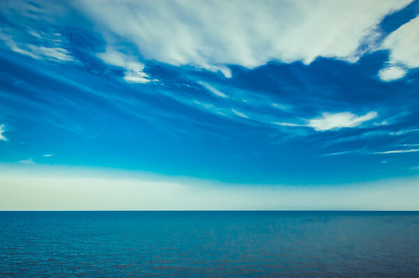 голубое море и облака на небе