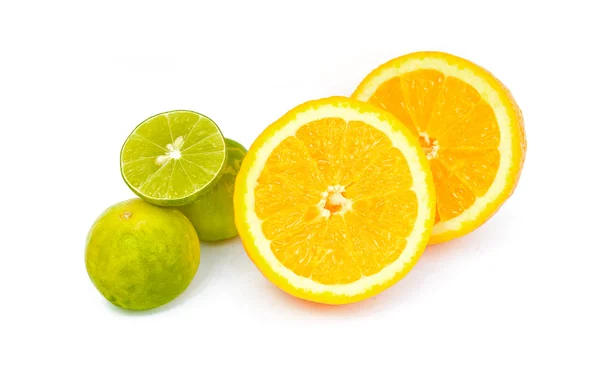 Fatia de laranja fresca e fatia de limão fresco no fundo branco — Fotografia de Stock