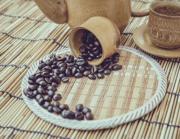 Kaffebönor och kaffekopp på bambu trä bakgrund. Phot — Stockfoto