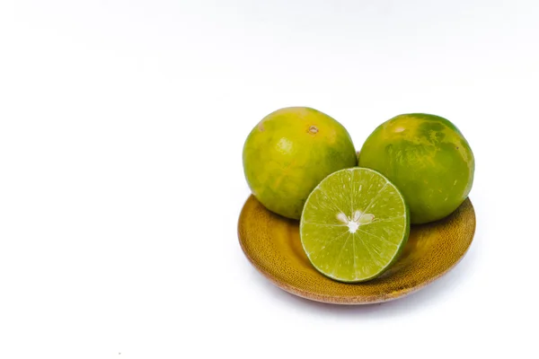 Limão colocado em bandeja de madeira sobre fundo branco . — Fotografia de Stock