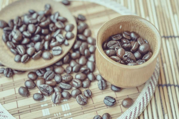 Κόκκους καφέ και καφέ στο μπαμπού ξύλινα φόντο. PHOT — Φωτογραφία Αρχείου