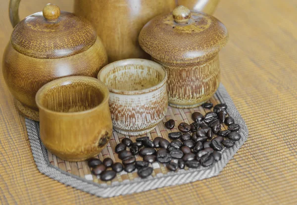 Soft focus image of coffee beans and coffee cups set on wooden b — Stock Photo, Image