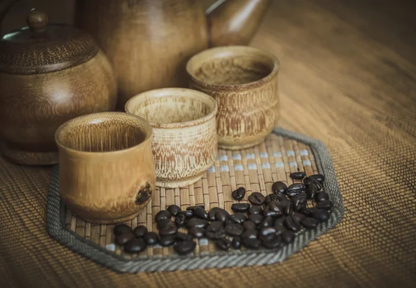 Vintage foto av kaffebönor och kaffe koppar på trä tillbaka — Stockfoto