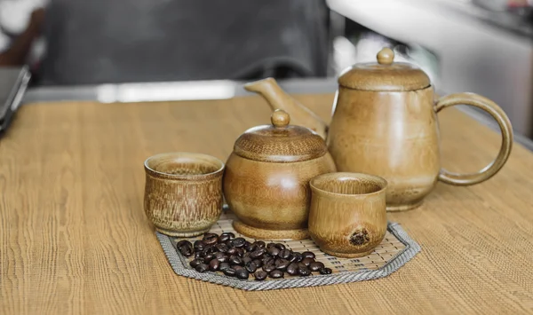Weichzeichner-Bild von Kaffeebohnen und Kaffeetassen auf Holz — Stockfoto