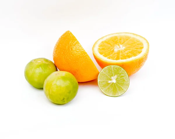 Rebanada de naranja fresca y rebanada de lima fresca sobre fondo blanco — Foto de Stock