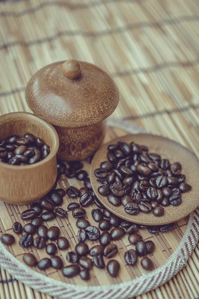 Κόκκους καφέ και καφέ στο μπαμπού ξύλινα φόντο. PHOT — Φωτογραφία Αρχείου