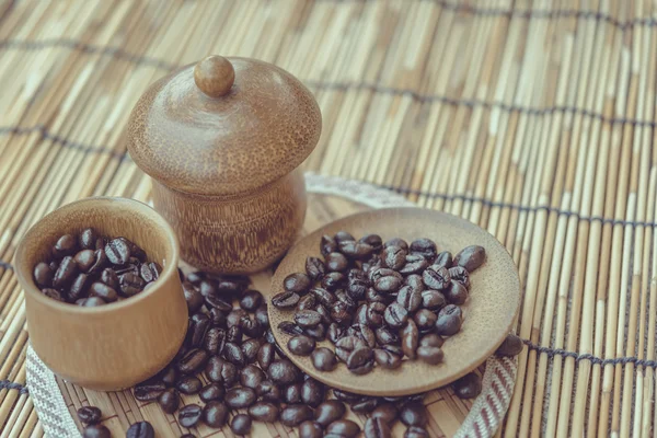 Kaffebönor och kaffekopp på bambu trä bakgrund. Phot — Stockfoto
