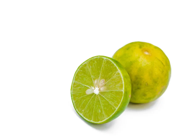 Fatias suculentas de limão isoladas no fundo branco . — Fotografia de Stock