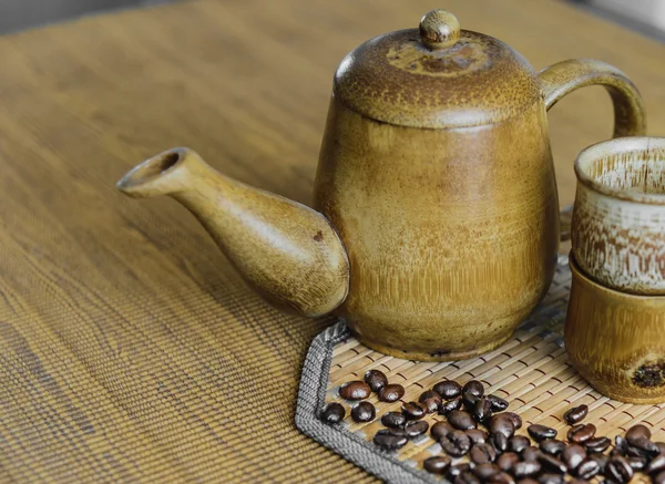 Weichzeichner-Bild von Kaffeebohnen und Kaffeetassen auf Holz — Stockfoto