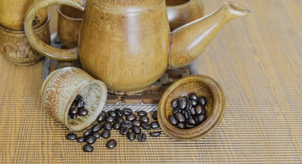 Nieostrość obrazu z ziaren kawy i filiżanki kawy ustawione na drewnianych b — Zdjęcie stockowe